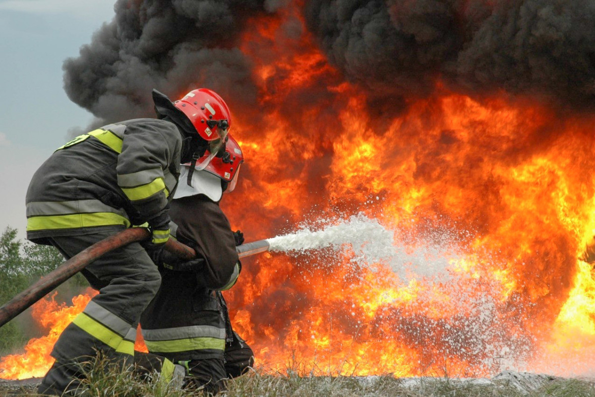 МЧС распространило оперативные кадры с пожара на строительном рынке в Шамкире-ВИДЕО 