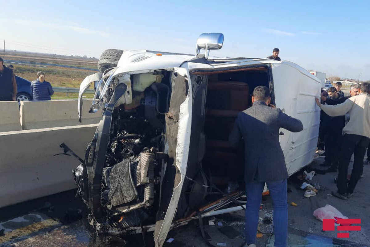 В Кюрдамирском районе микроавтобус врезался в бетонное ограждение, пострадали 10 человек