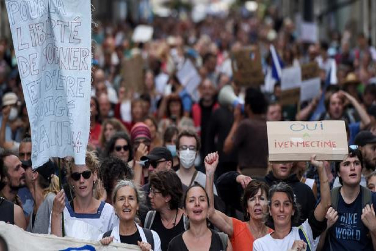 Fransada sanitar məhdudiyyətlərə qarşı etirazlarda 20 000 nəfər iştirak edib