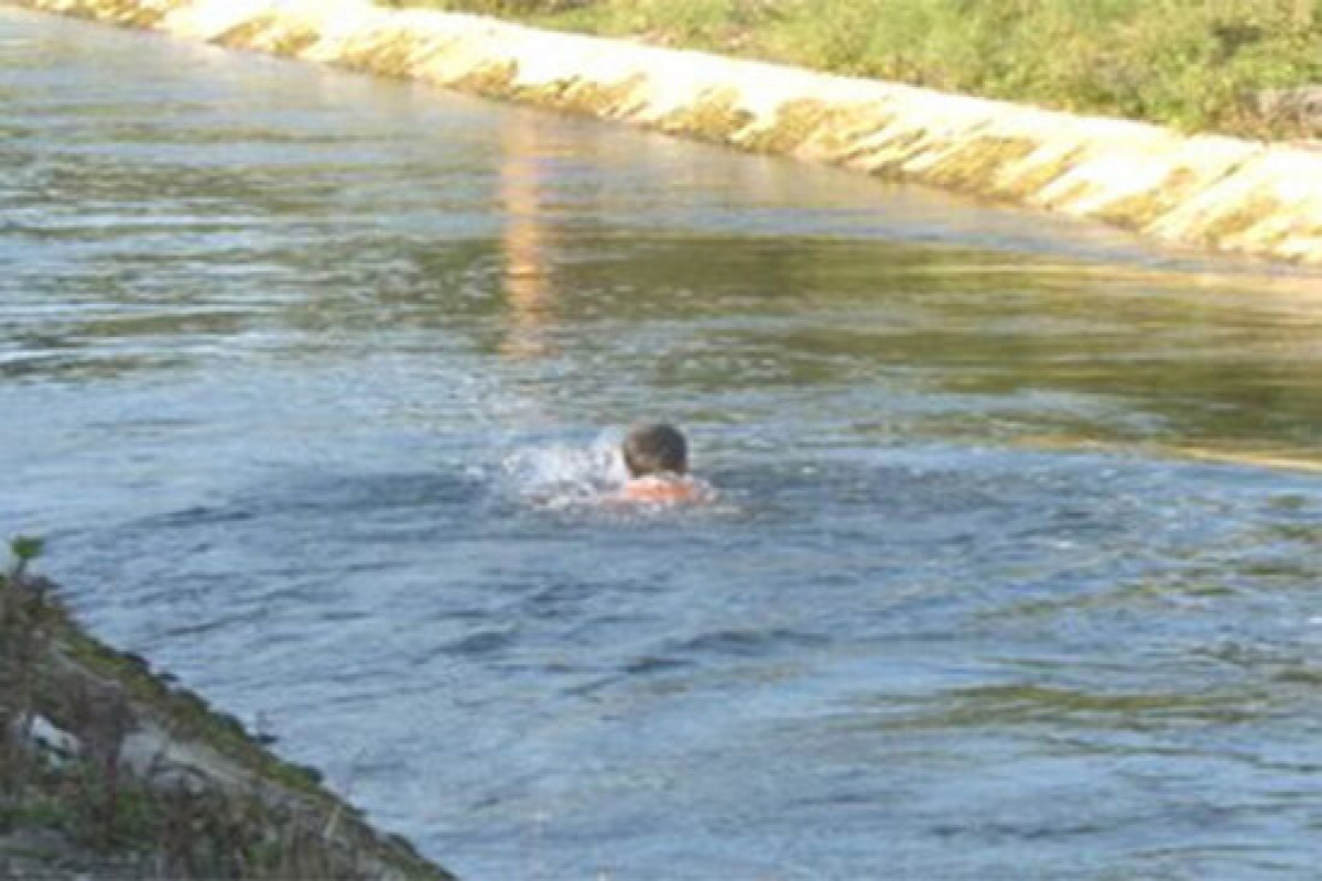Sabirabadda azyaşlı su kanalına düşüb