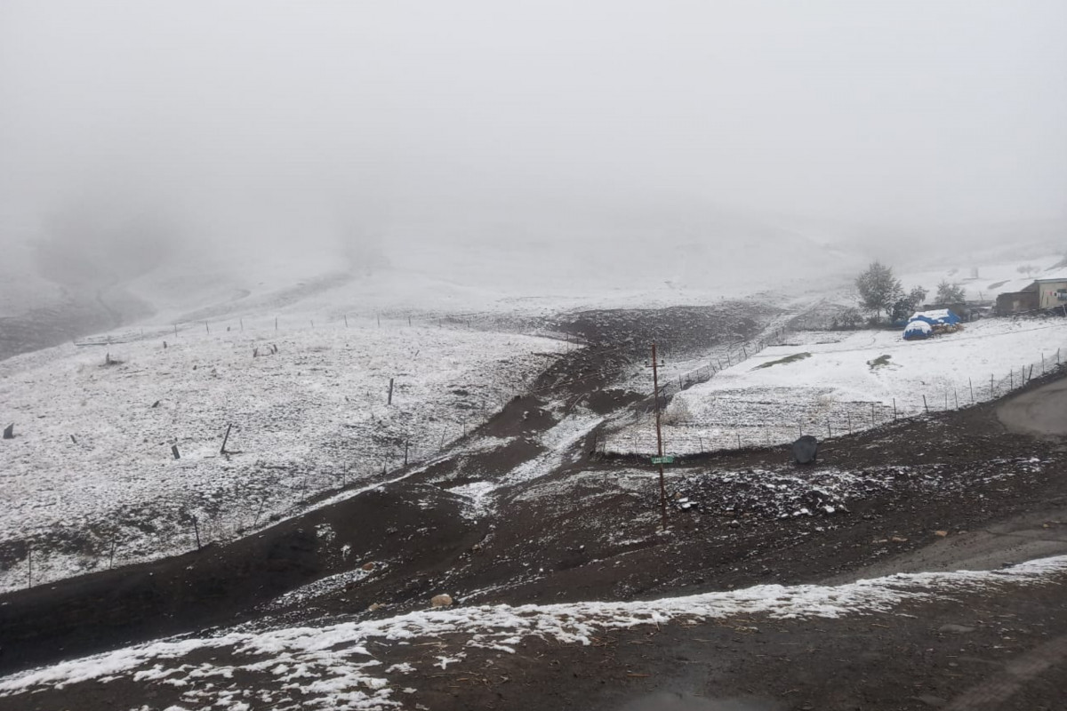 Snow falls to Khinalig and Griz villages of Guba-PHOTO 