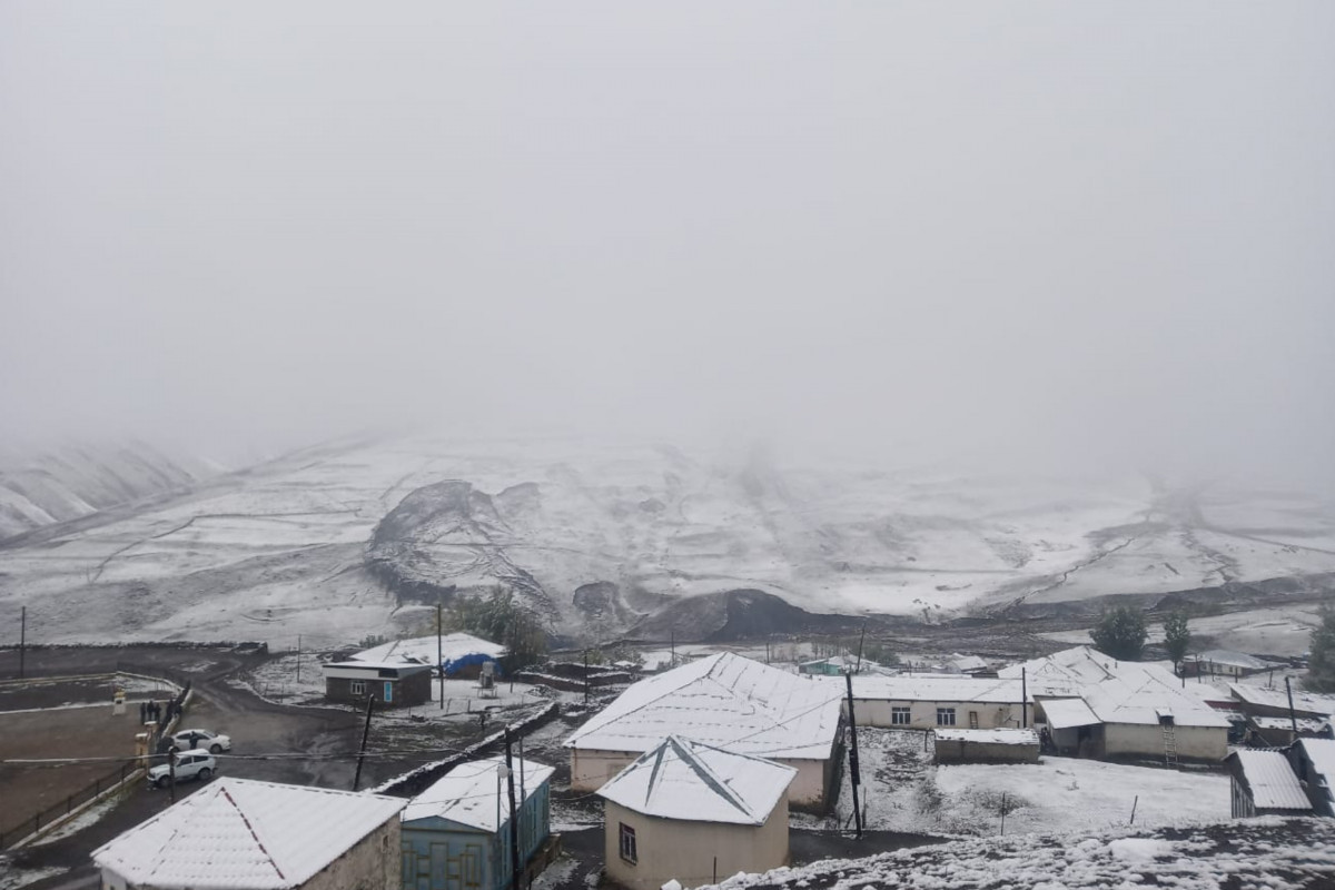 Snow falls to Khinalig and Griz villages of Guba-PHOTO 