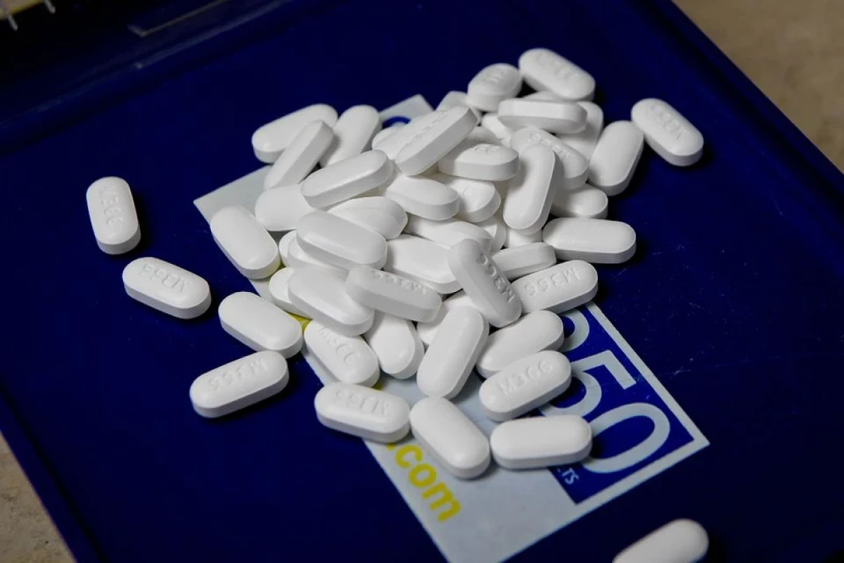 Pharmacy chains face first trial in U.S. opioid litigation, judge urges settlement