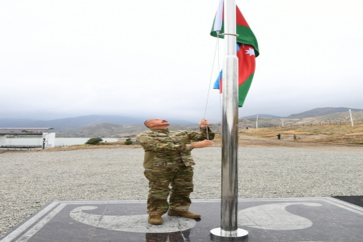 Президент Ильхам Алиев поднял флаг Азербайджана в поселке Суговушан Тертерского района