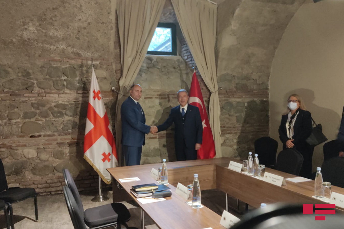 Georgian, Turkish defence ministers hold meeting 