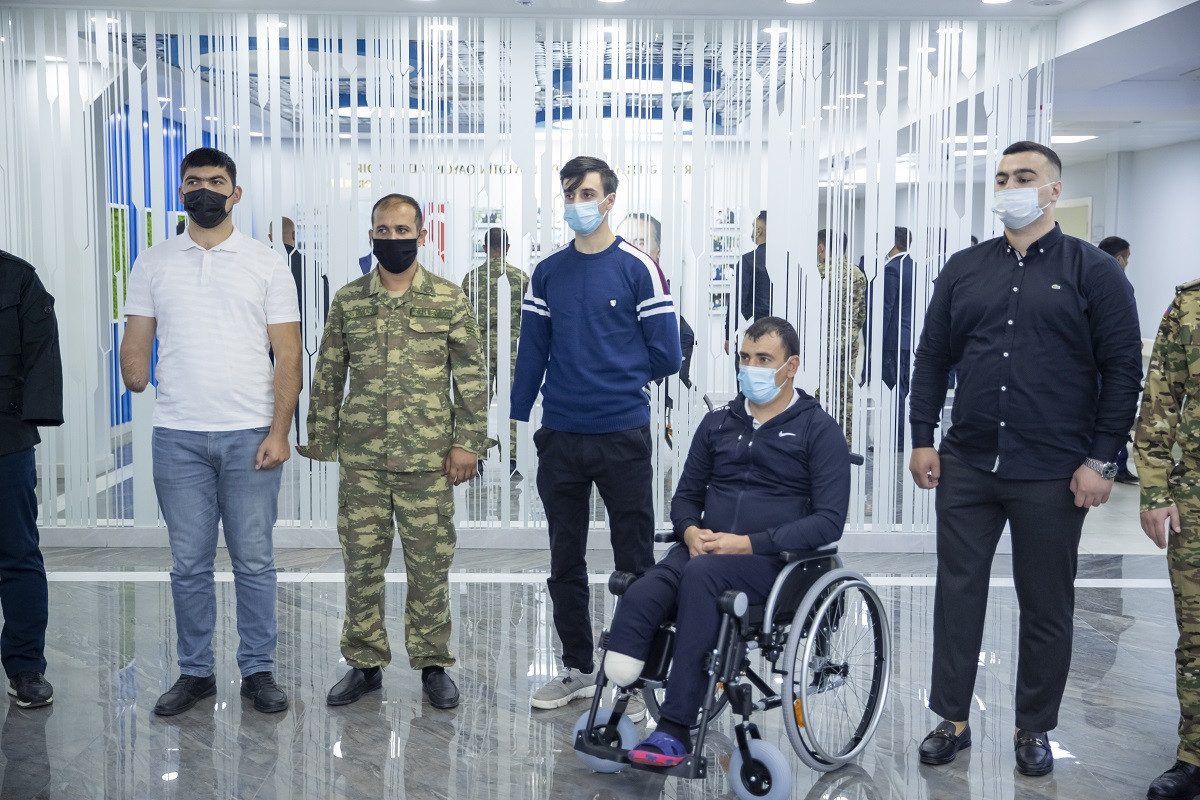 Sahil Babayev yüksək texnologiyalı protezlərlə təmin edilən qazilərlə görüşüb