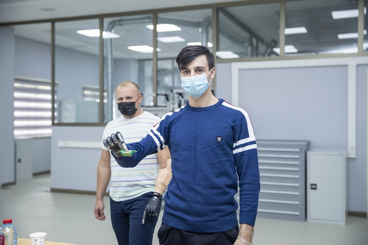 Sahil Babayev yüksək texnologiyalı protezlərlə təmin edilən qazilərlə görüşüb