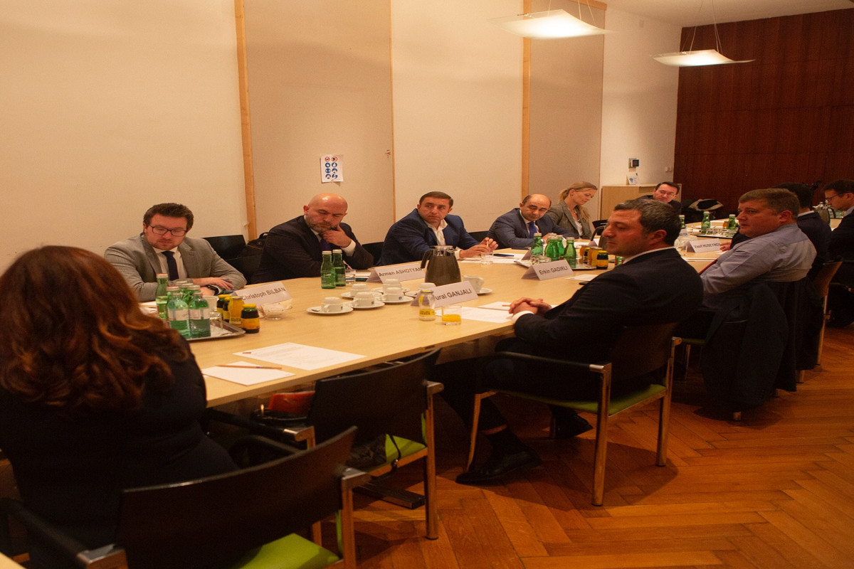 Azərbaycanlı deputatların Ermənistandan olan siyasi partiya nümayəndələri ilə görüşü