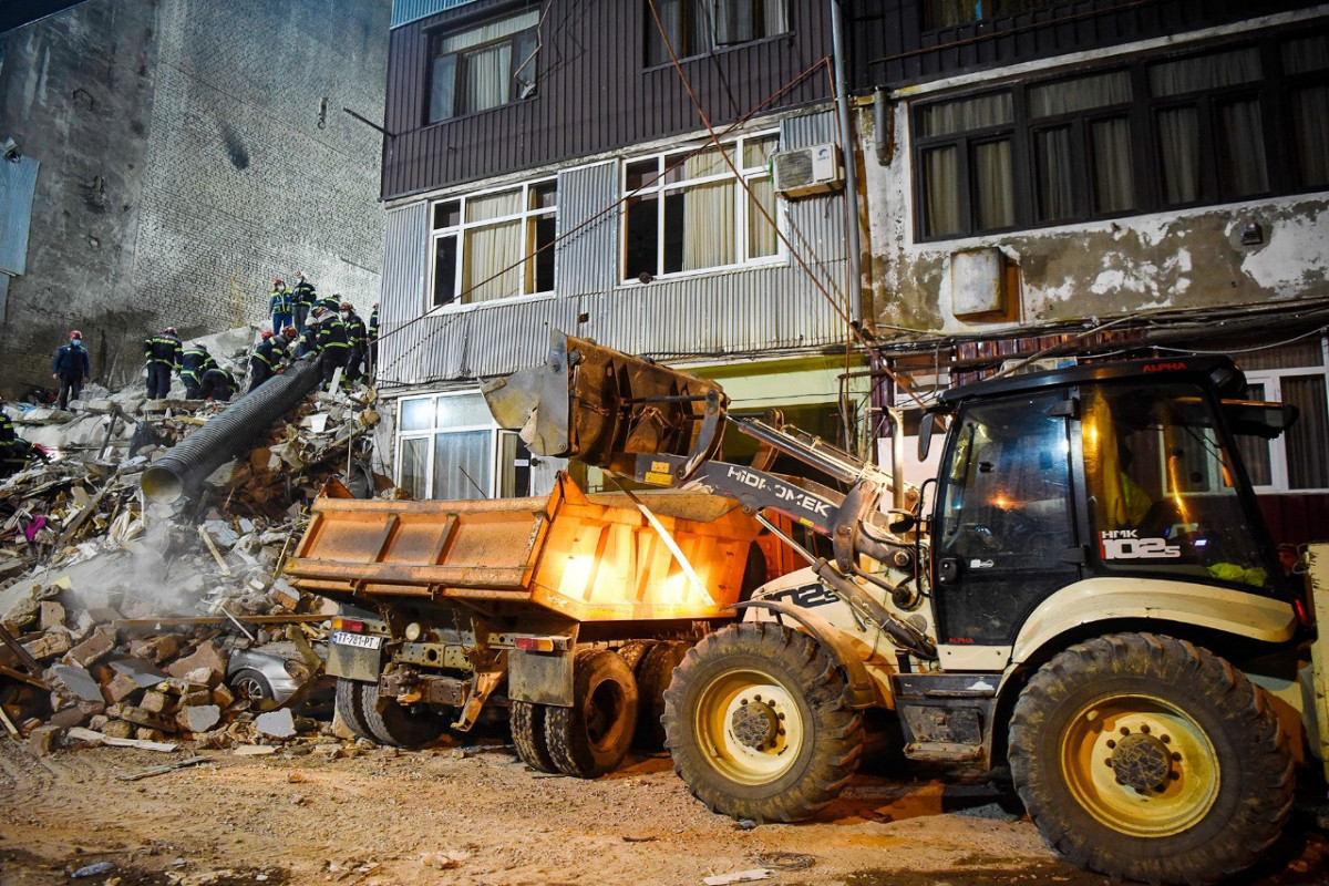 Batumidə yaşayış binasının çökməsinin səbəbi açıqlanıb, 3 nəfər saxlanılıb