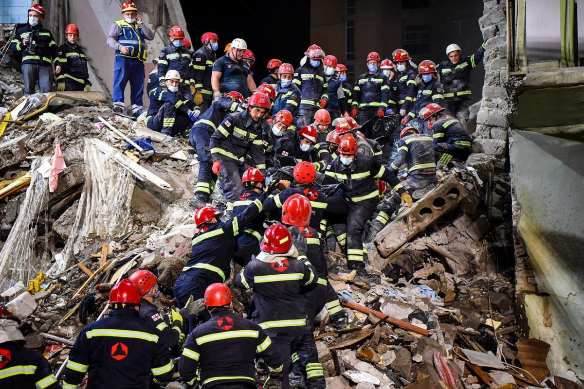 Поисково-спасательные работы на месте обрушения здания в Батуми
