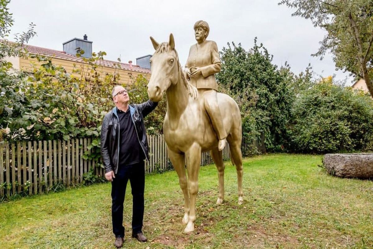 Almaniyada Merkelin at üzərində heykəli hazırlanıb - FOTO 