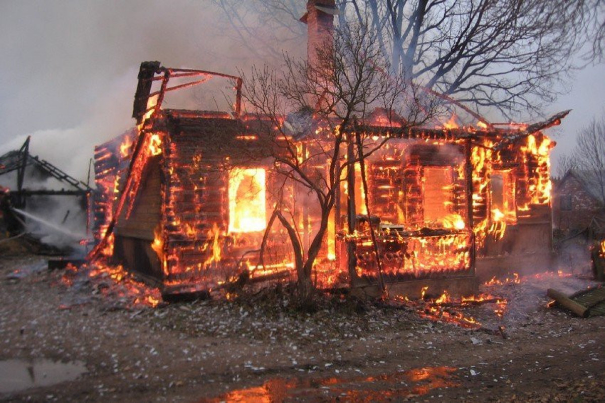 В России при пожаре в доме погибли 6 человек, в том числе трое детей -ОБНОВЛЕНО 