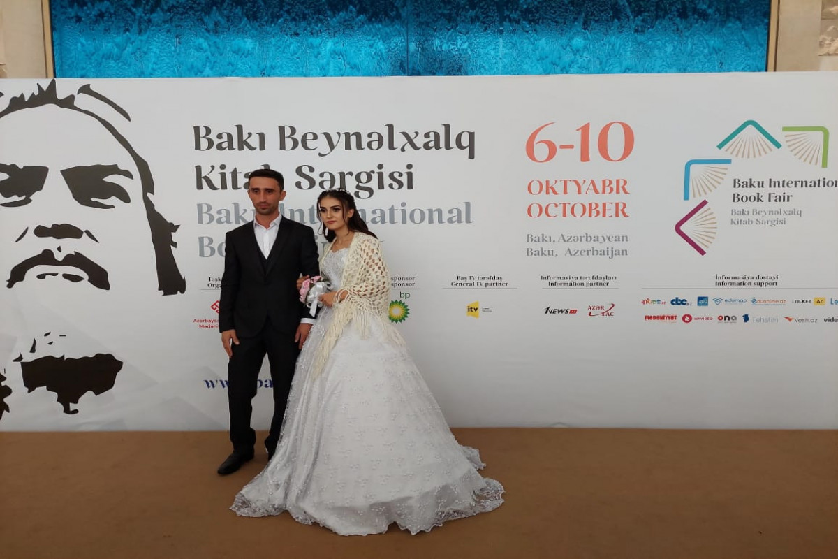 Молодая пара провела свадебную фотосессию на 7-ой Бакинской Международной Книжной выставке!