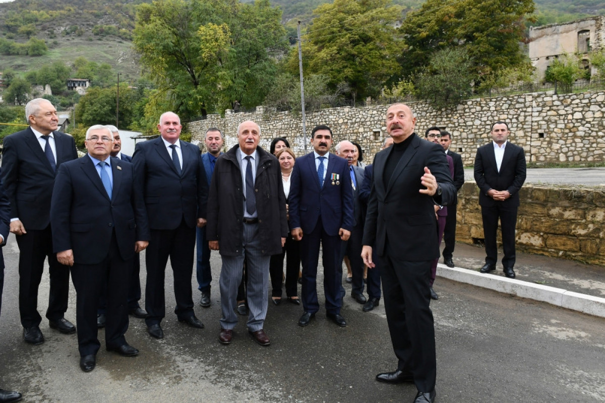 Президент Ильхам Алиев и представители общественности Ходжавендского района в селе Туг