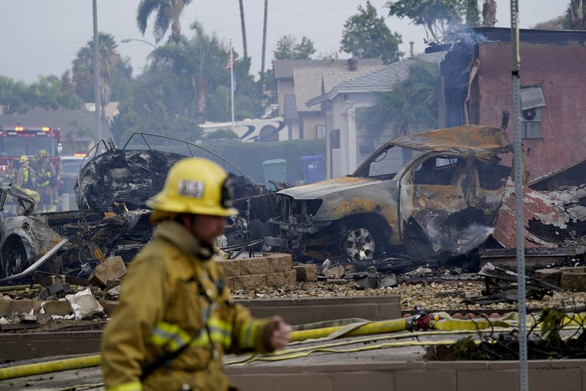 В США самолет упал на жилые дома, есть погибшие