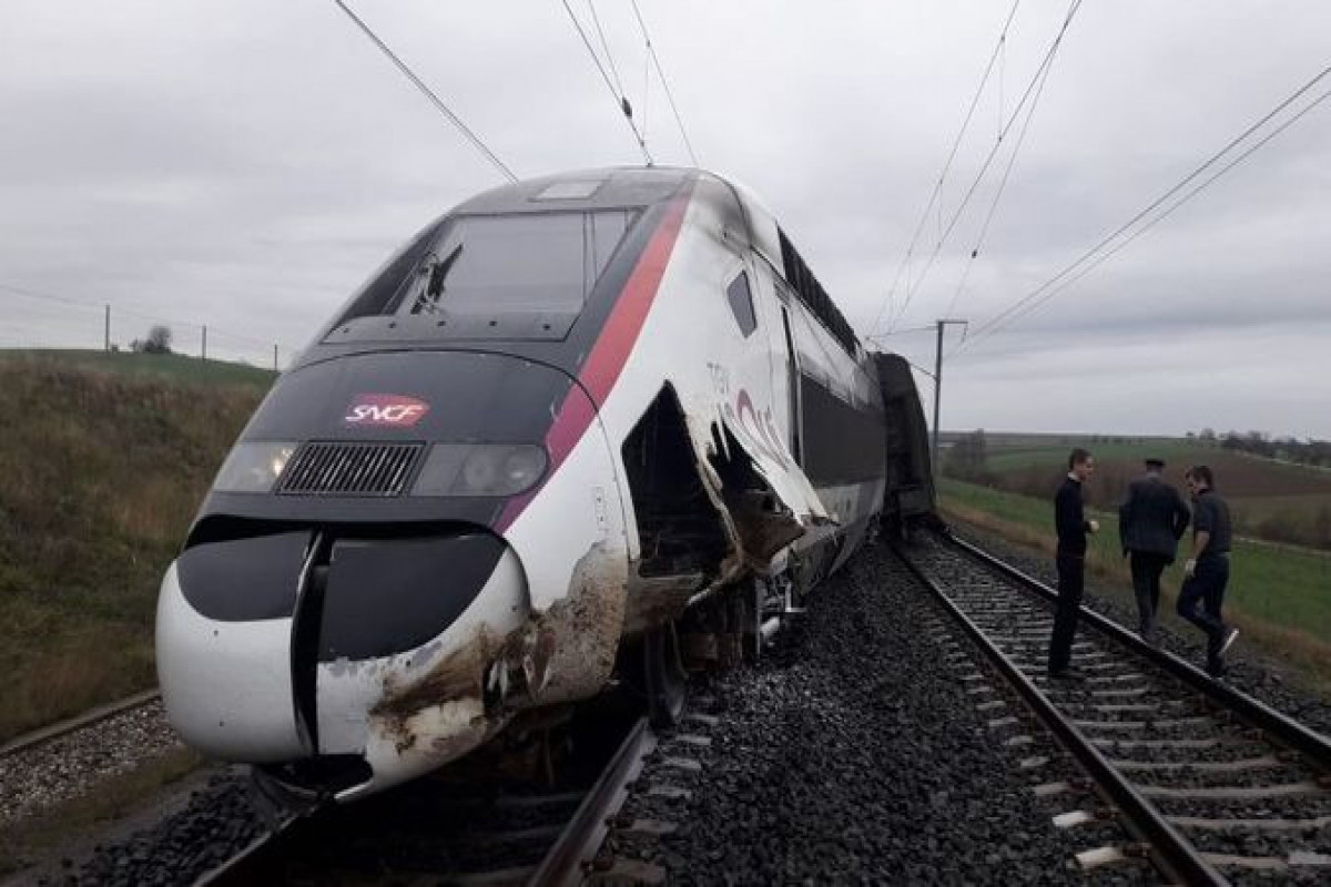 На юго-западе Франции три человека погибли, попав под поезд