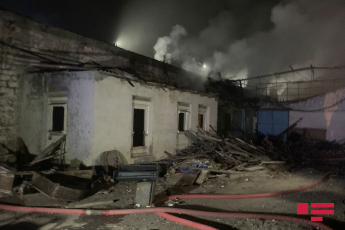 В Баку на плодоовощной базе вспыхнул крупный пожар