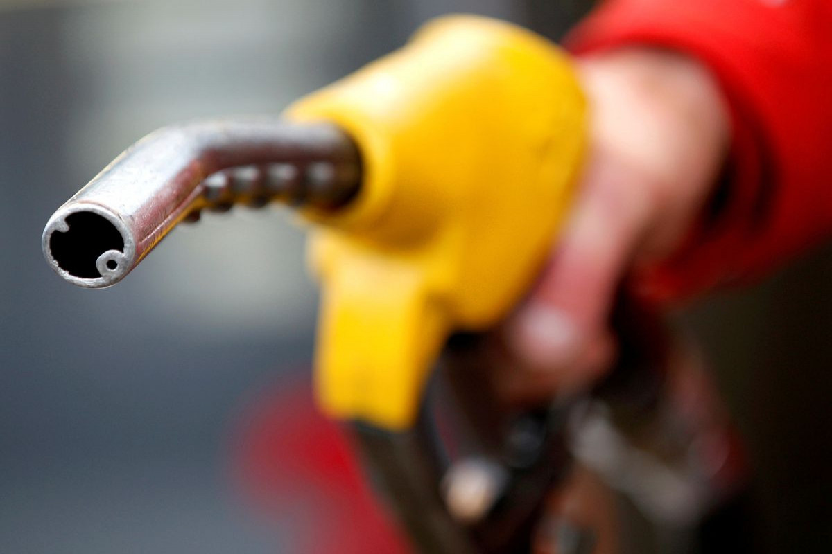 Oil falls on fears inflation may dent fuel demand growth
