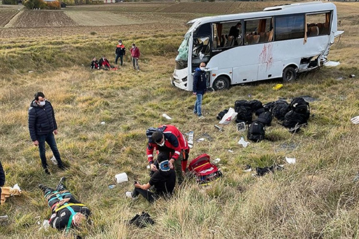 Türkiyədə polis avtobusu qəzaya uğrayıb, 12 nəfər xəsarət alıb