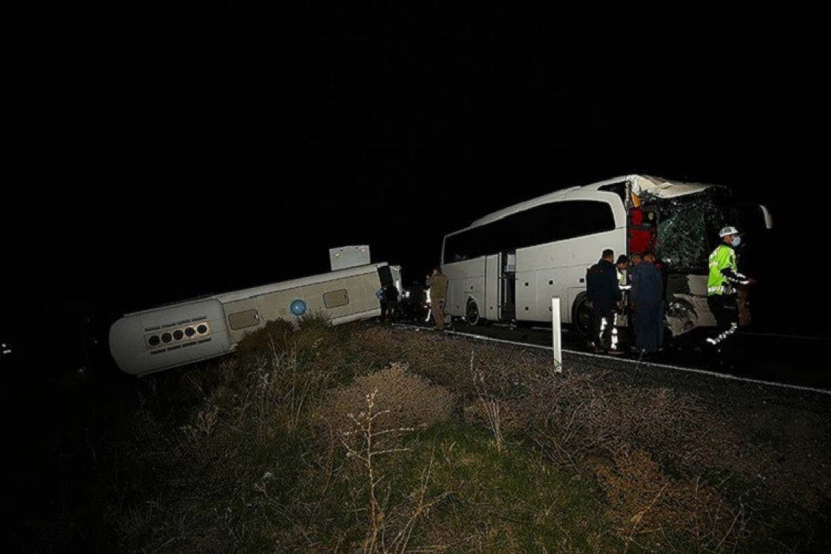 Two buses carrying students crashed in Turkey,  more than 40 people injured