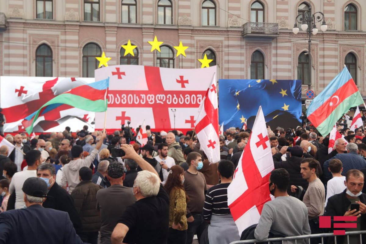 Tbilisidə Saakaşvilinin azadlığa buraxılması tələbi ilə keçirilən mitinq insidentsiz başa çatıb - FOTO  - YENİLƏNİB 