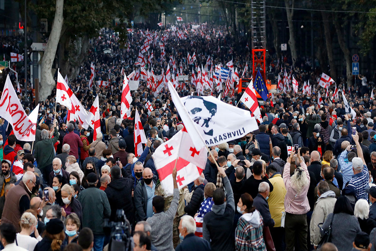 В Тбилиси проходит многотысячный митинг сторонников Саакашвили