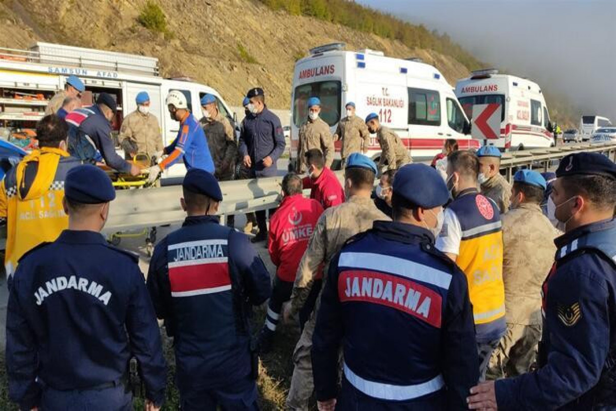 Türkiyədə sərnişin avtobusu uçuruma yuvarlanıb, 2 nəfər ölüb, 15 nəfər yaralanıb