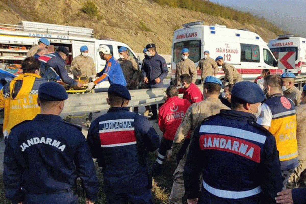 Türkiyədə avtobus uçuruma yuvarlanıb, 2 nəfər ölüb, 15 nəfər yaralanıb