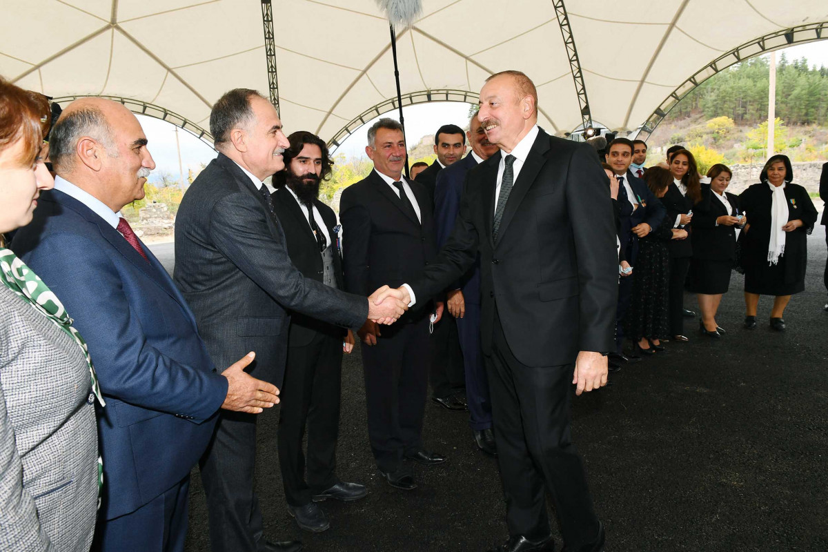 Президент Ильхам Алиев и первая леди Мехрибан Алиева встретились с представителями общественности Зангилана