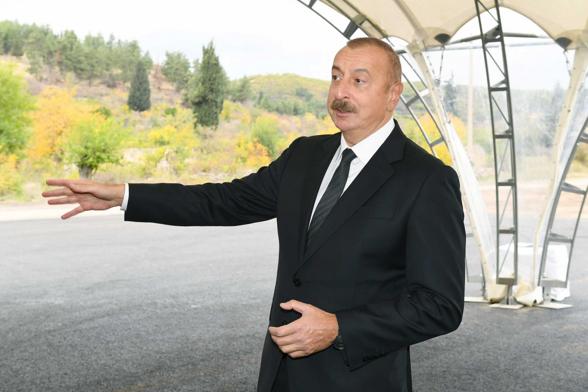 Президент Ильхам Алиев и первая леди Мехрибан Алиева встретились с представителями общественности Зангилана
