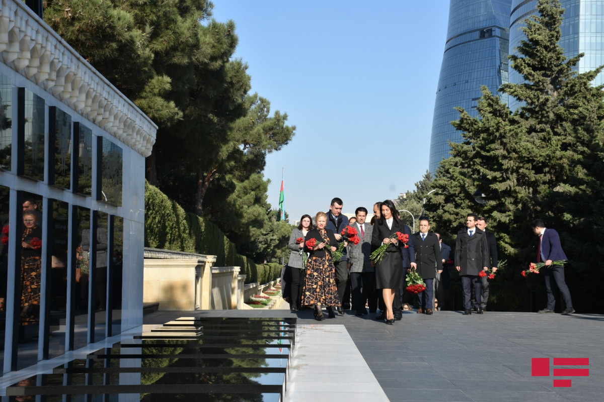 Bolqarıstanın Ayrı-seçkilik əleyhinə Müdafiə Komissiyasının üzvləri Fəxri Xiyabanı və Şəhidlər Xiyabanını ziyarət edib - FOTO 