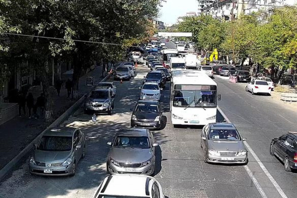 В Баку произшла авария, на дорогах возникла плотность