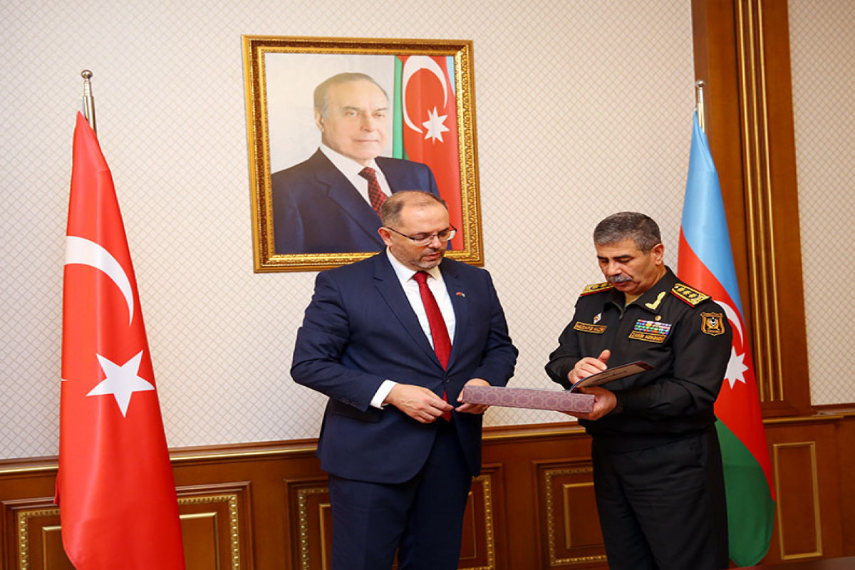 Azerbaijan Defense Minister meets with administration of Turkish National Defense University