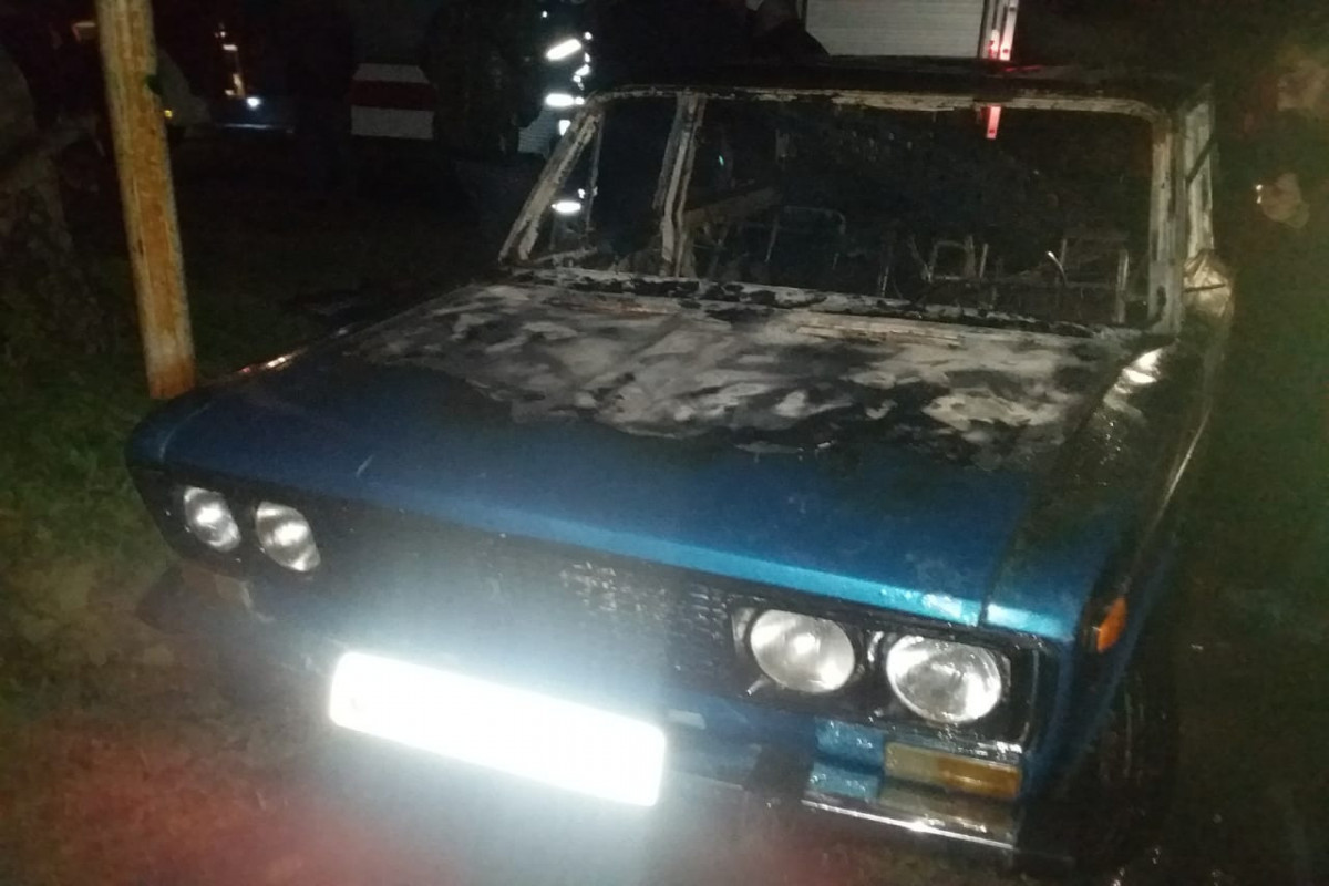 Qaxda minik avtomobili yanıb