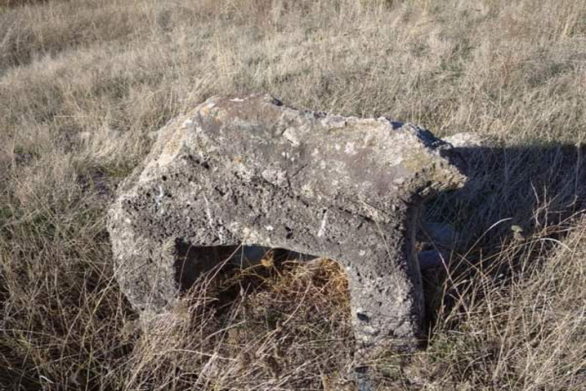 В Лачине обнаружены надгробные фигуры в виде лошадей
