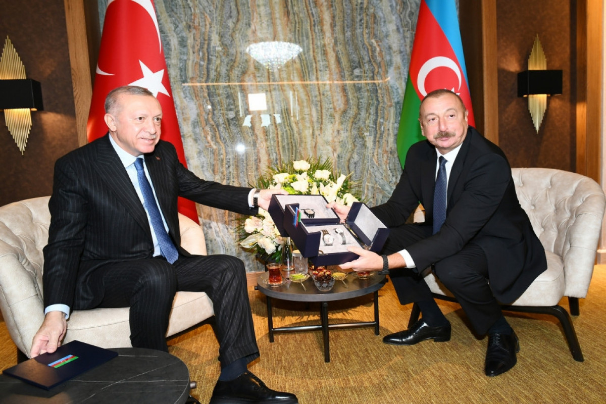 Реджеп Тайип Эрдоган подарил Президенту Азербайджана Ильхаму Алиеву часы с изображением цветка «Харыбюльбюль»