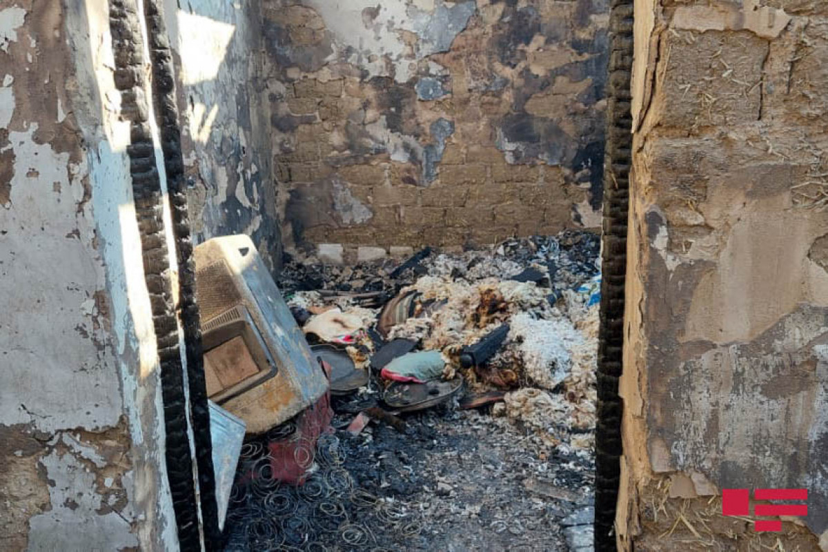 Kəpəz rayonunda yanan evdən 3 nəfərin meyiti aşkarlanıb - FOTO 