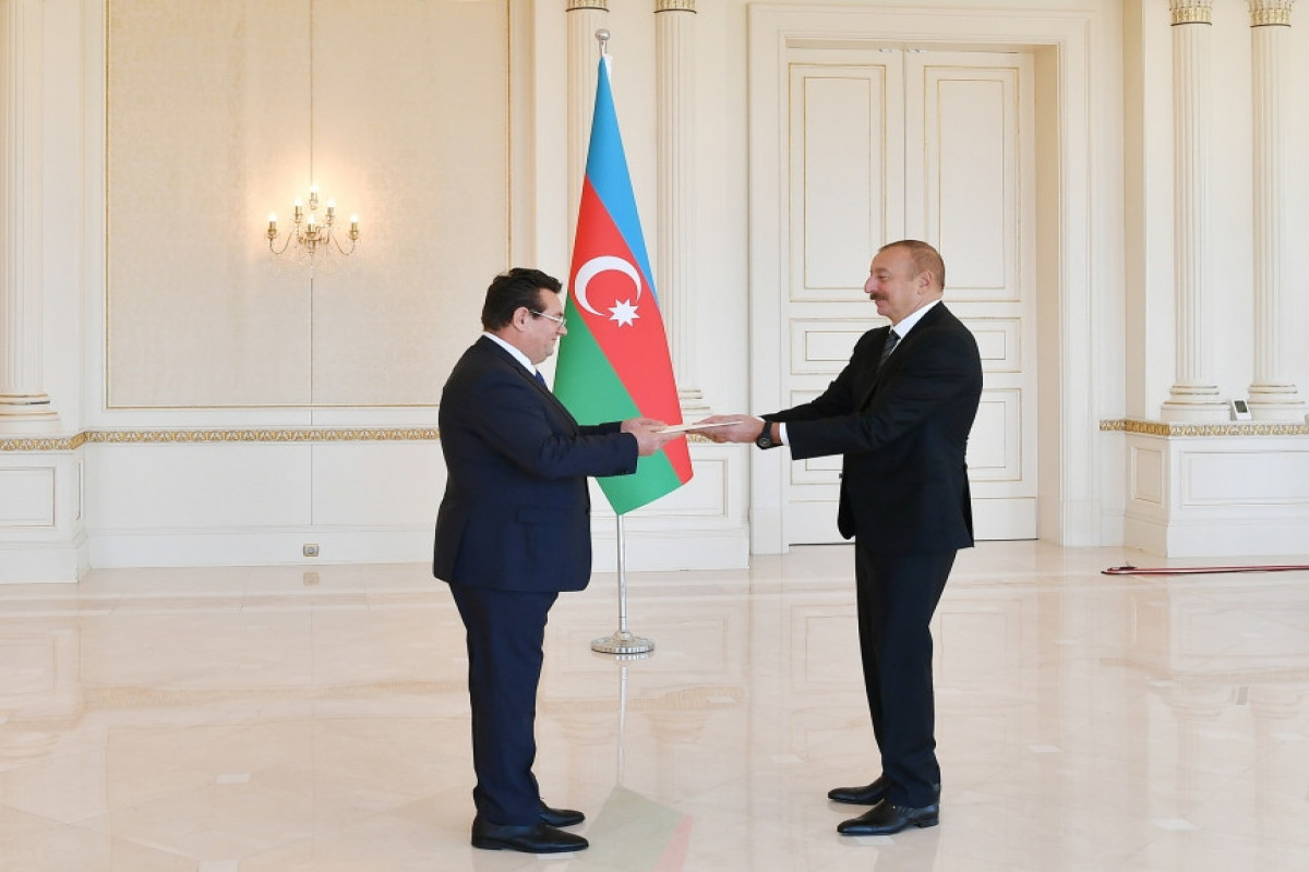 Президент Ильхам Алиев принял верительные грамоты новоназначенного посла Румынии