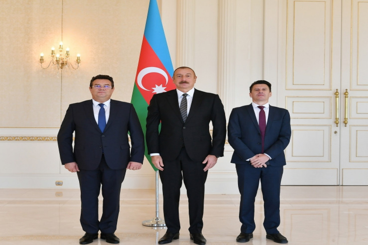 Президент Ильхам Алиев принял верительные грамоты новоназначенного посла Румынии