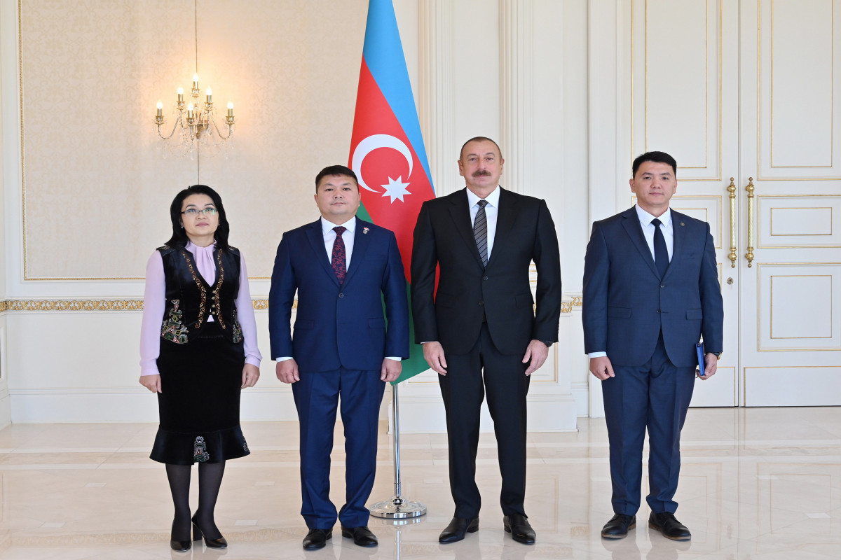 Президент Ильхам Алиев принял верительные грамоты новоназначенного посла Кыргызской Республики