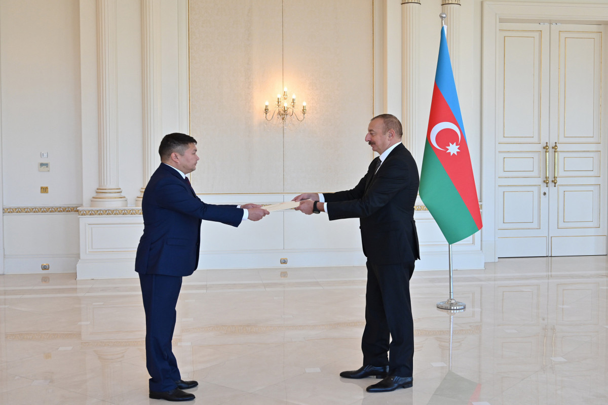 Президент Ильхам Алиев принял верительные грамоты новоназначенного посла Кыргызской Республики