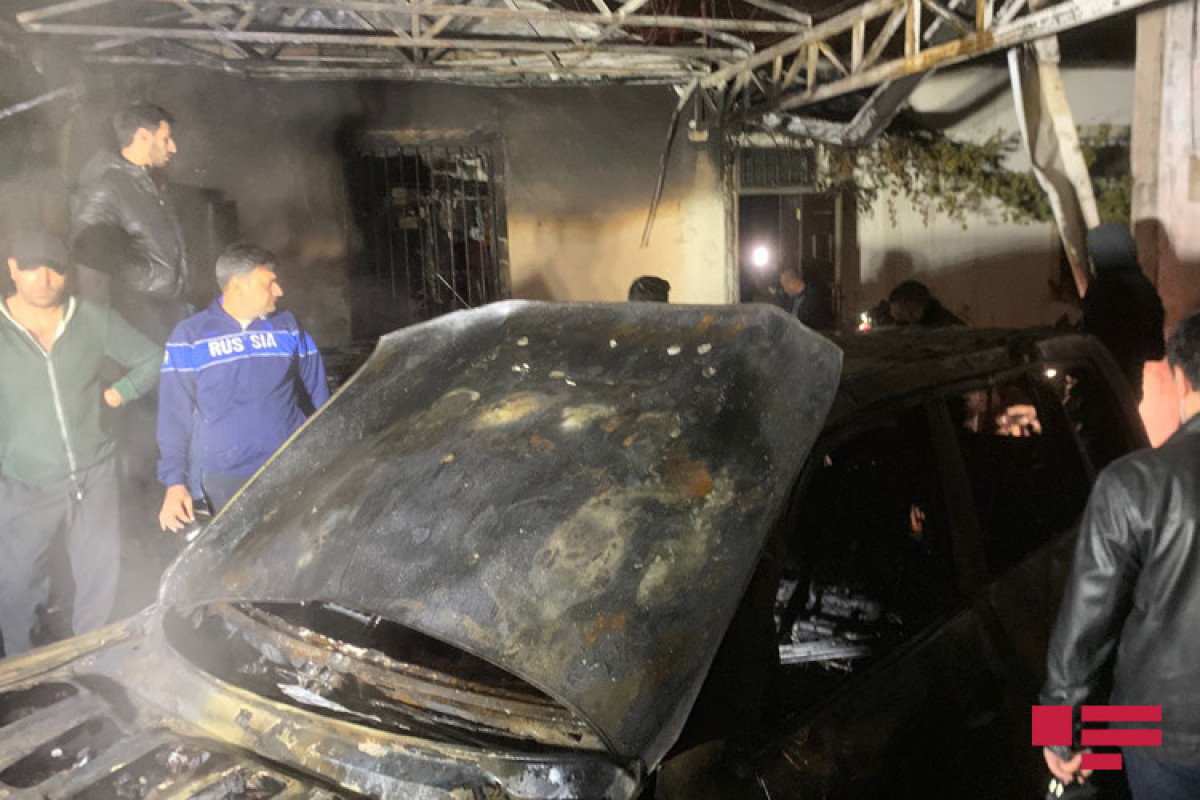 Bakıda ev həyətdəki üç avtomobillə birlikdə yanıb - FOTO  - VİDEO  - YENİLƏNİB 