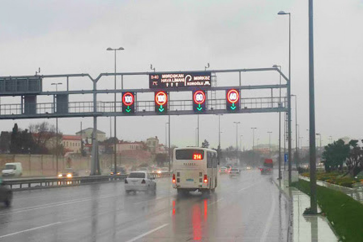 В связи с дождливой погодой на основных магистралях Баку снижен предел скорости