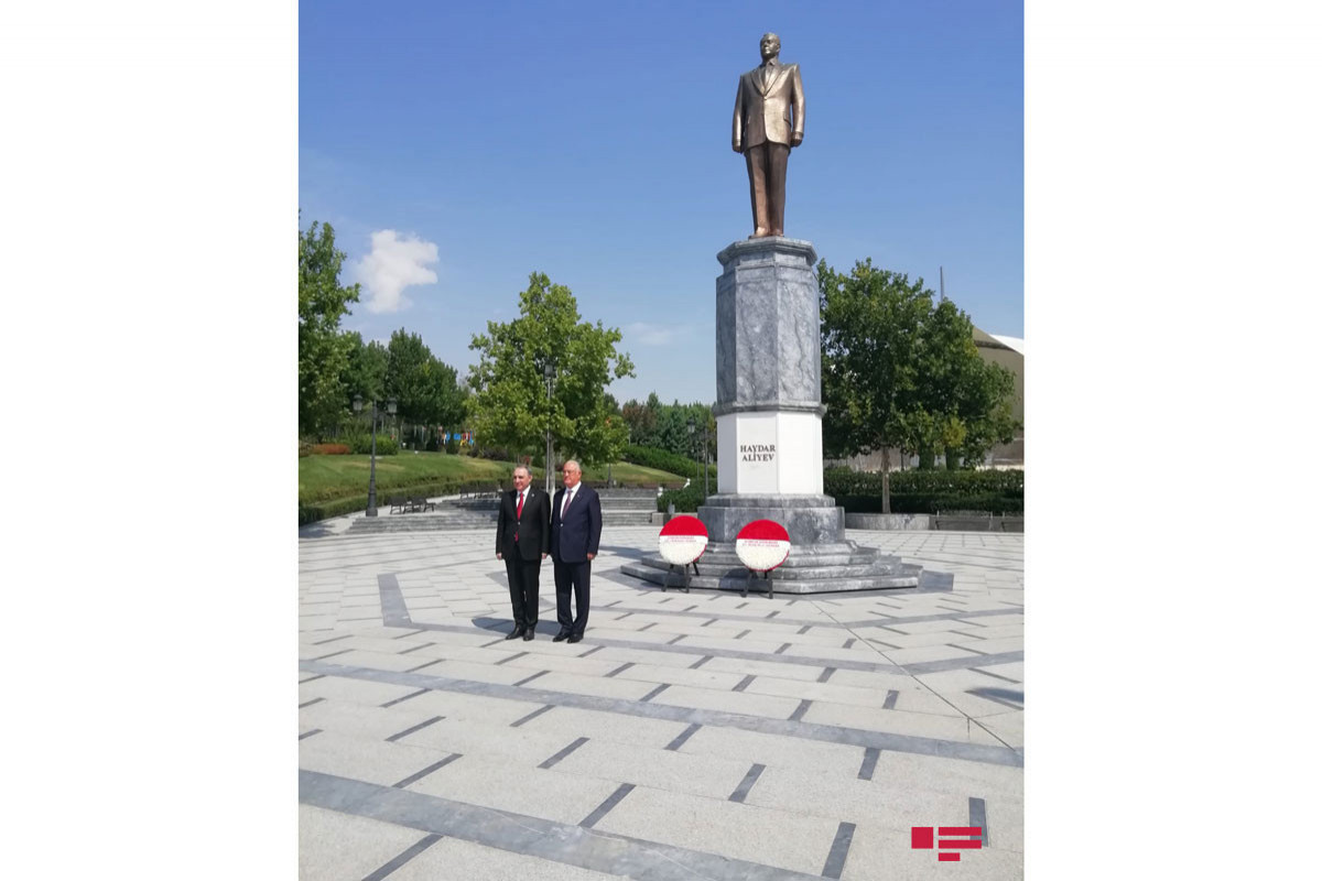 Kamran Əliyev və Ramiz Rzayev Ankarada Heydər Əliyevin abidəsini ziyarət edir
