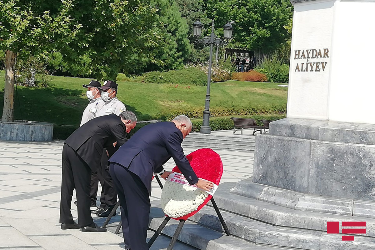 Генпрокурор и председатель Верховного суда посетили памятник Гейдару Алиеву в Анкаре