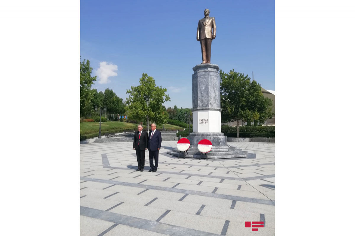Генпрокурор и председатель Верховного суда посетили памятник Гейдару Алиеву в Анкаре