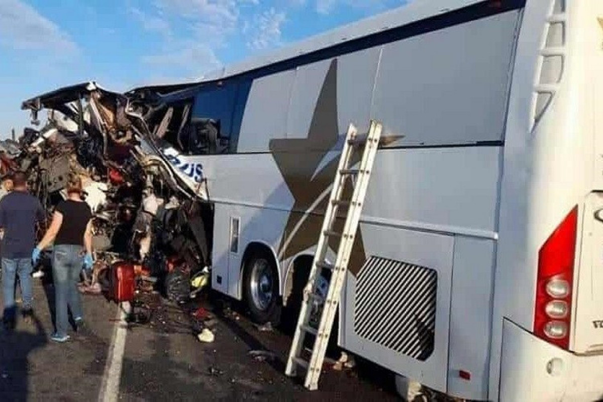 Meksikada avtobus yük maşını ilə toqquşub, 16 nəfər ölüb
