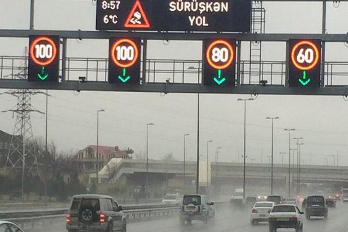 В связи с погодными условиями снижен предел скорости на основных дорогах Баку