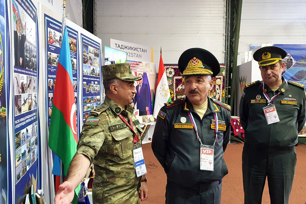 Командующий Сухопутными войсками Азербайджана генерал-майор Энвер Эфендиев на выставке в Москве