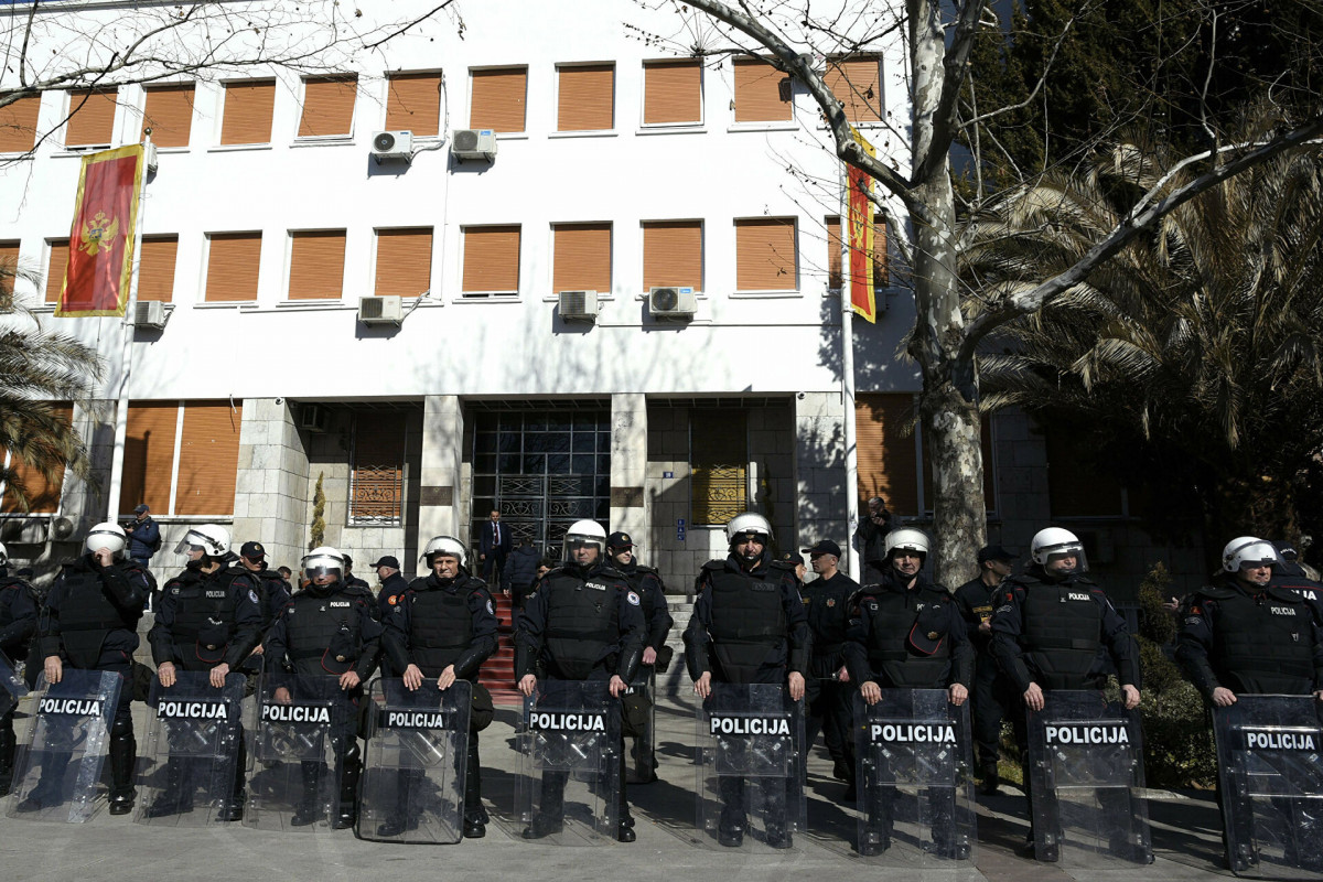 Полиция Черногории применила слезоточивый газ для разгона националистов